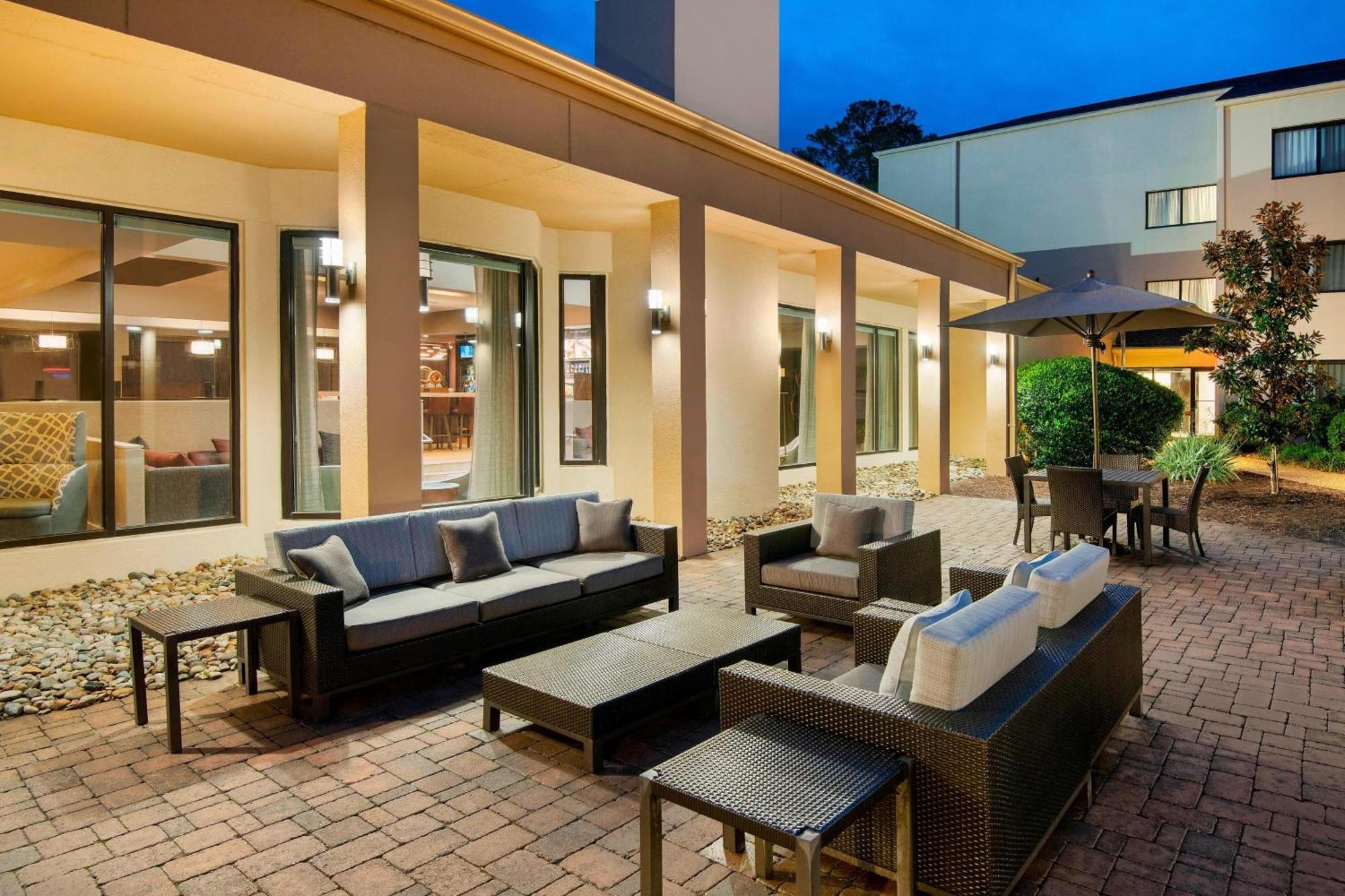 Courtyard By Marriott Savannah Midtown Bagian luar foto