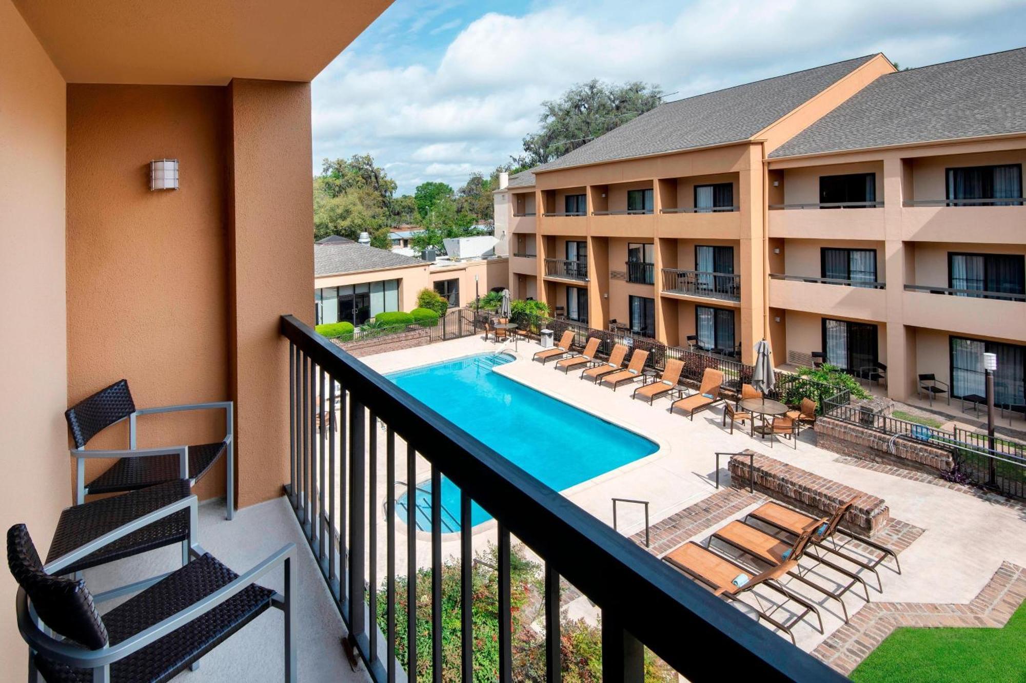 Courtyard By Marriott Savannah Midtown Bagian luar foto