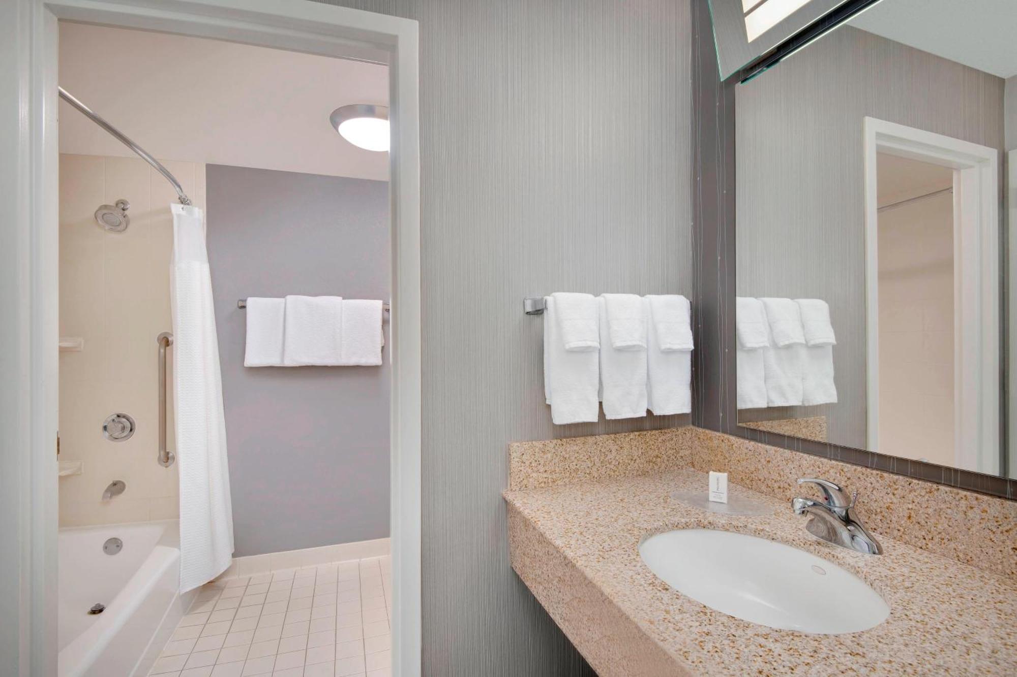Courtyard By Marriott Savannah Midtown Bagian luar foto