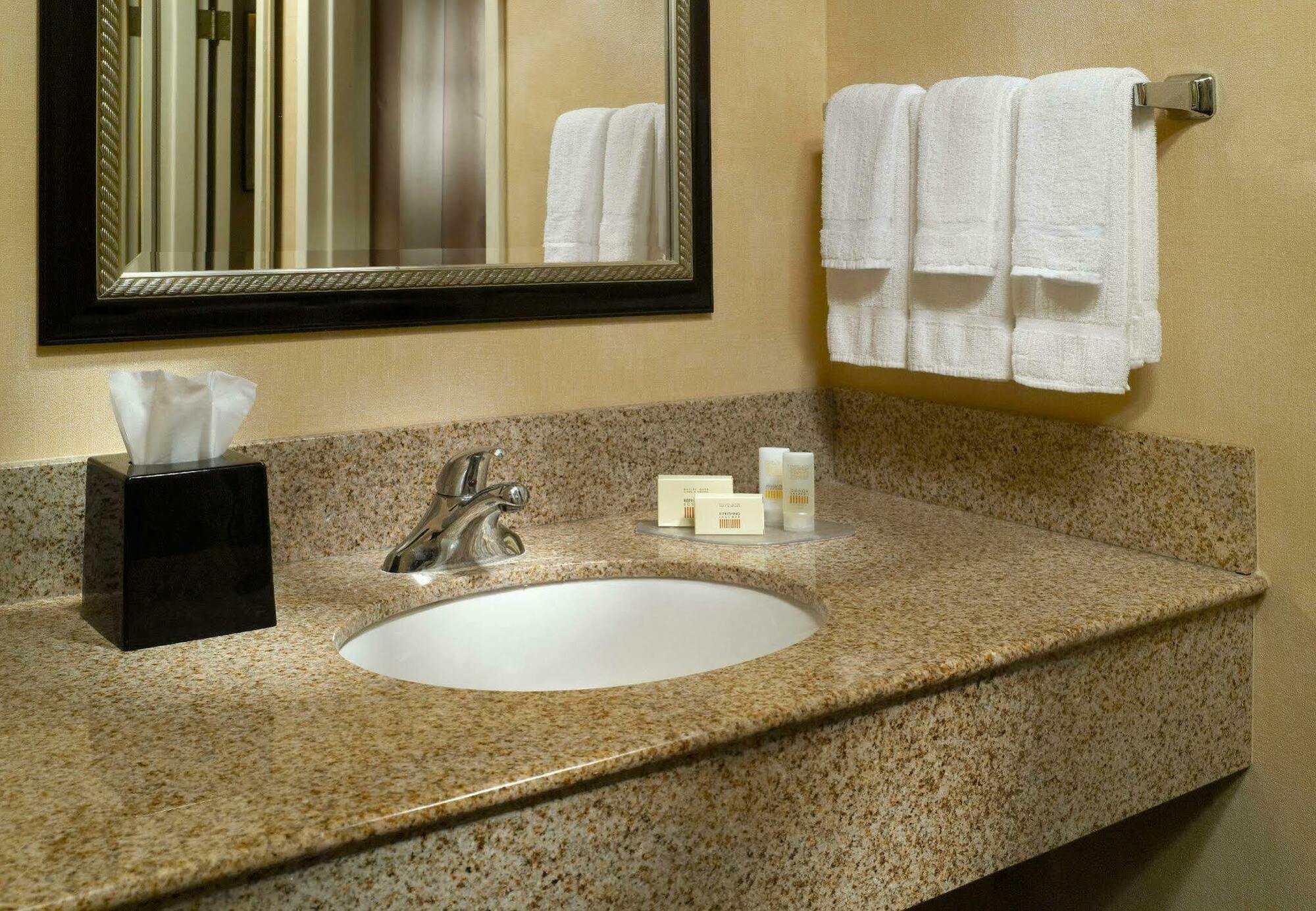 Courtyard By Marriott Savannah Midtown Bagian luar foto